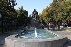 Братислава. Памятник Паволу Гвездославу