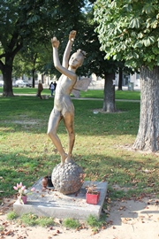 Братислава. Памятник маленькой балерине