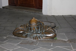 Братислава. Памятник сантехнику Чумил