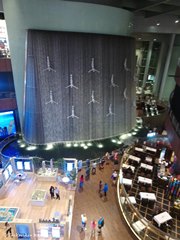Водопад с ныряльщиками за жемчугом в The Dubai Mall, ОАЭ