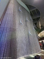 Водопад с ныряльщиками за жемчугом в The Dubai Mall, ОАЭ