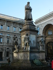 Милан. Памятник Леонардо да Винчи