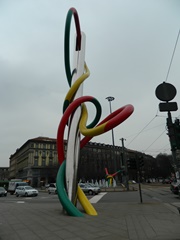 Милан. Памятник Иголка, Нитка и Узелок