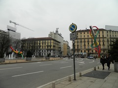 Милан. Памятник Иголка, Нитка и Узелок