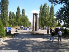 Таганрог. Стелла, установленная в честь 300-летия Таганрога