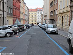 Прага. Парковка у обочины