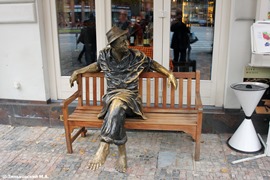 Памятник Босоногому мужчине возле отеля Modrá Růže