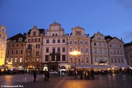 Шторховский дом («Дом у четырех стилей») и справа от него «Дом у белого единорога» в Праге