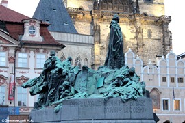 Прага. Памятник Яну Гусу и надпись на фасаде «Любите людей»