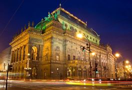 Ночной вид на Национальный театр в Праге