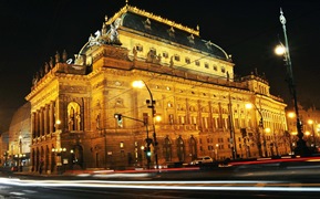 Ночной вид на Национальный театр в Праге