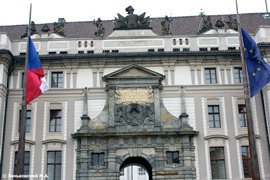 Старый Королевский дворец в Пражском Граде. Надпись на дворце