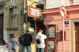 Прага. Туристы фотографируют узкую улочку