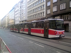 Прага. Трамвай Tatra с выходом на обе стороны